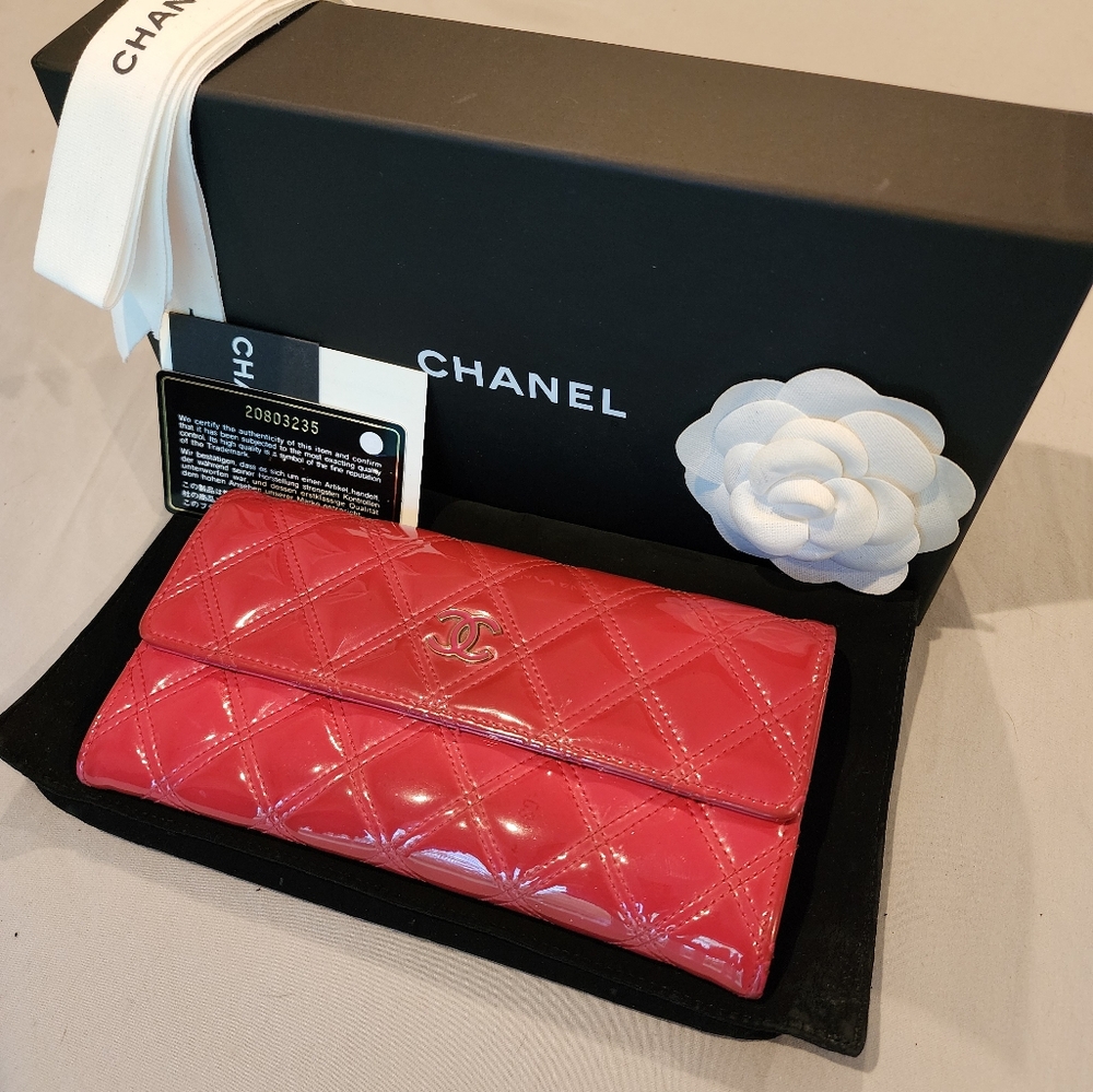Authentic  CHANEL Quilted CC Patent LeatherLong Bifold Wallet